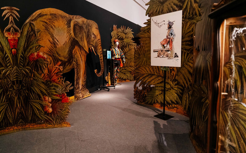 Sala della mostra con l'elefante dipinto e una tavola di Sandokan